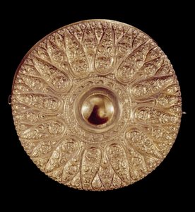 Offerschaal met reliëfdecoraties in de vorm van een meerbladige rozet (goud) door Greek School
